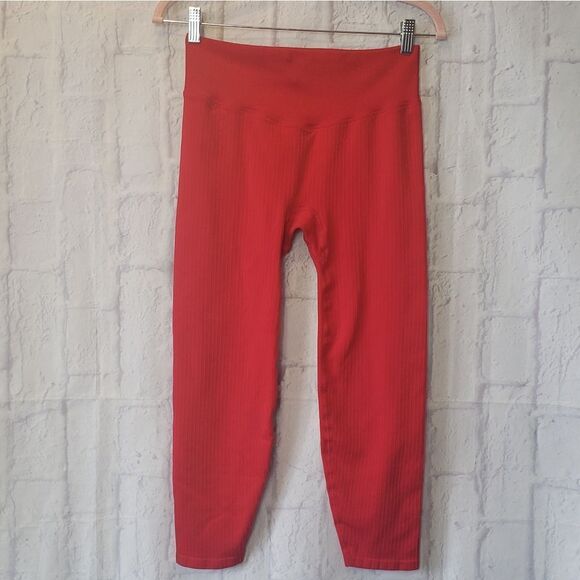 VICTORIA'S SECRET PINK Seamless Ribbed Capri Yoga  Activewear Pants - Picture 1 of 7